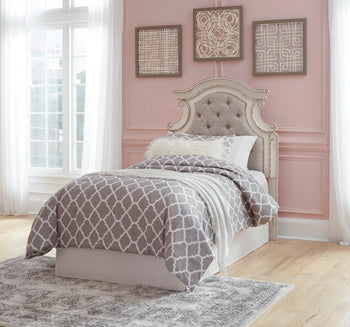 Twin UPH Panel Headboard Realyn Chipped White