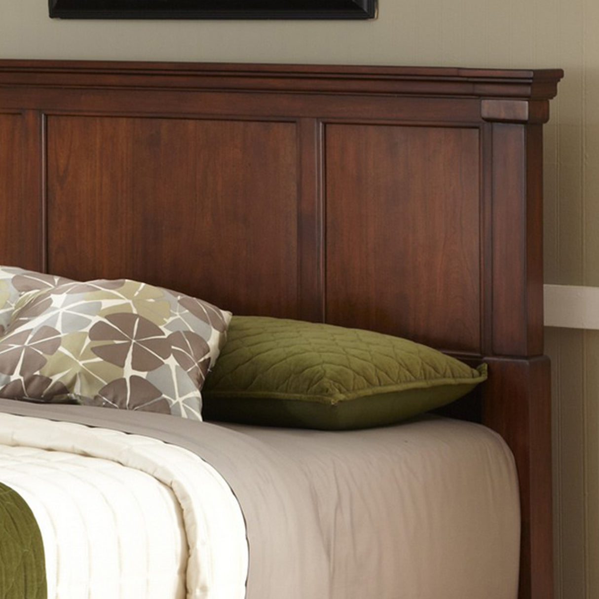 Homestyles Queen Bed 5520-500
