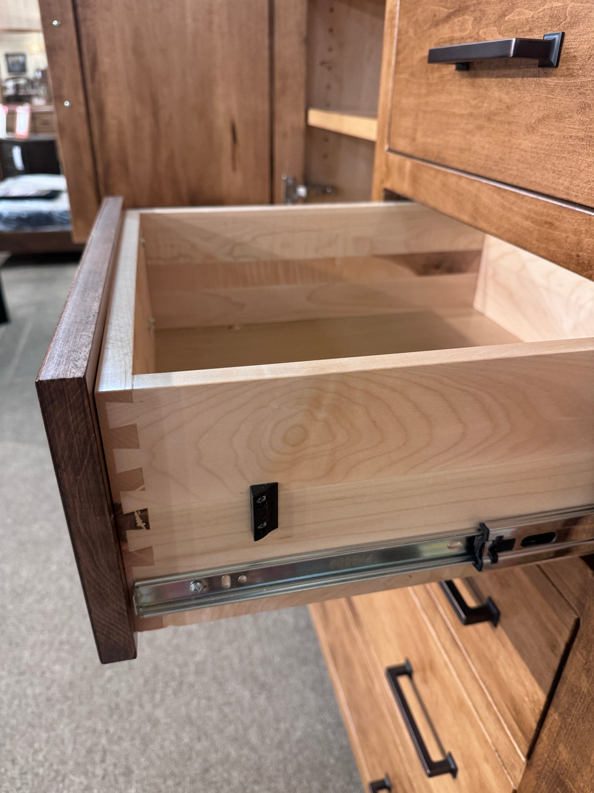 Hockheim Amish 3 Drwr Nightstand Maple