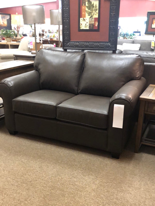 3179 Loveseat